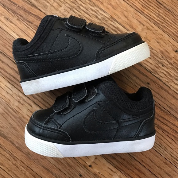 black nike youth shoes